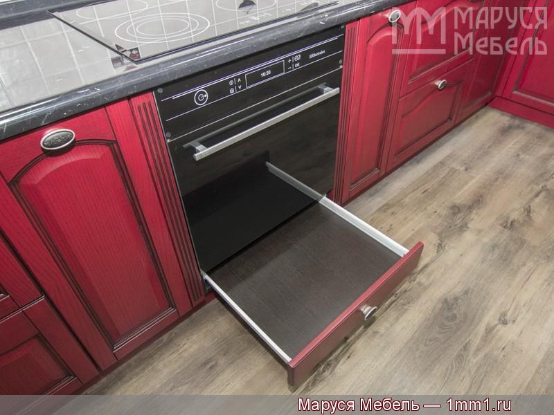 Классическая красная кухня: Ящик под духовкой