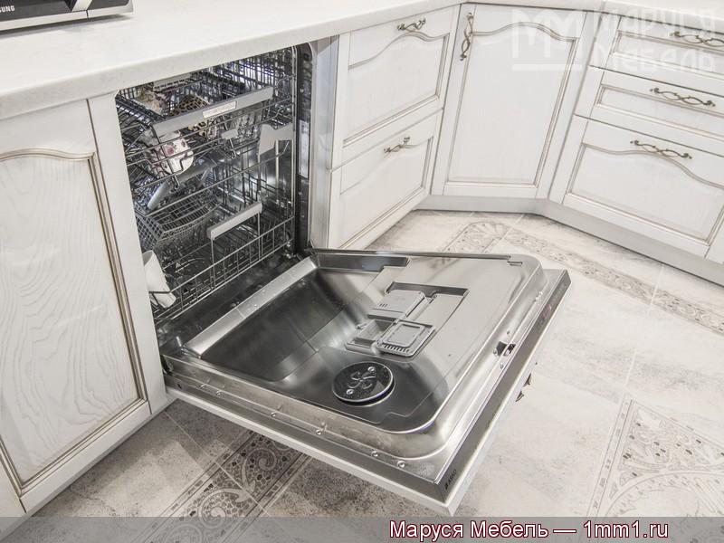 Классическая кухня белого цвета: Посудомоечная машина Asko