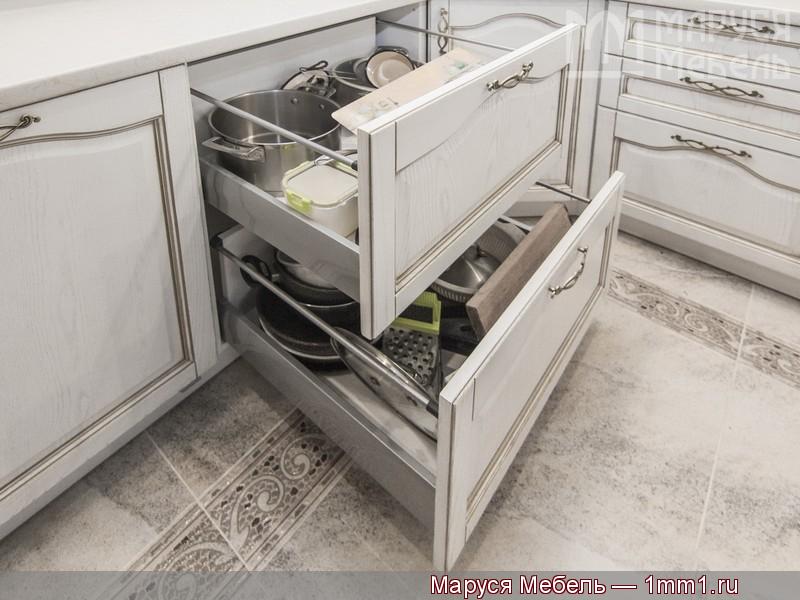 Классическая кухня белого цвета: Кухонный стол с ящиками