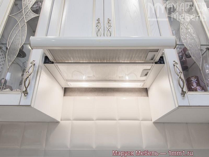 Классическая кухня белого цвета: Кухонная встраиваемая вытяжка
