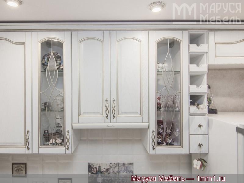 Классическая кухня белого цвета: Шкафы витрины