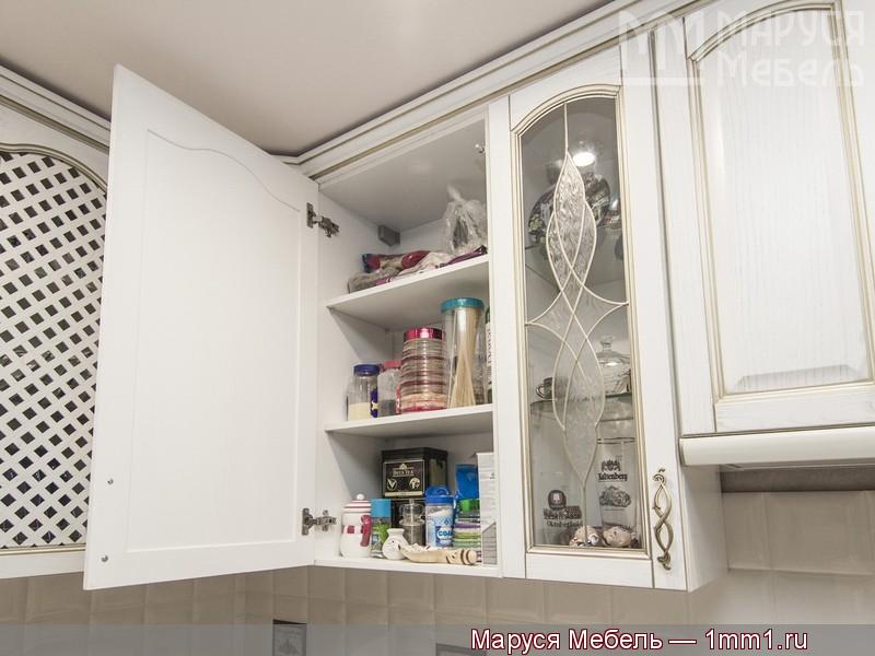 Классическая кухня белого цвета: Навесной кухонный шкаф
