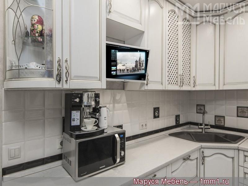 Классическая кухня белого цвета: Ниша под телевизор