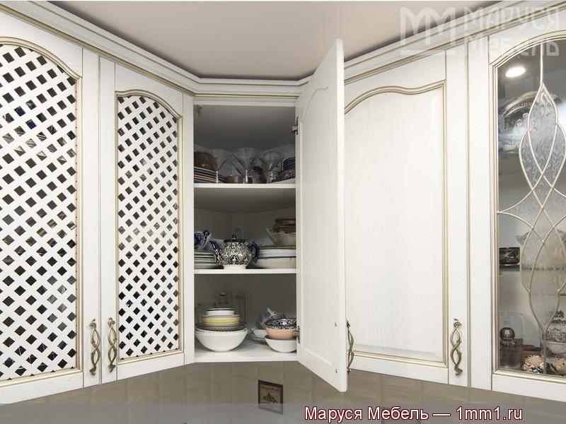 Классическая кухня белого цвета: Угловой кухонный шкаф