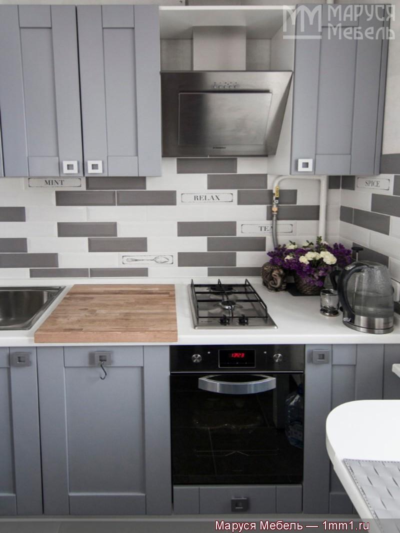 Угловая кухня модерн: Кухня в серых тонах фото
