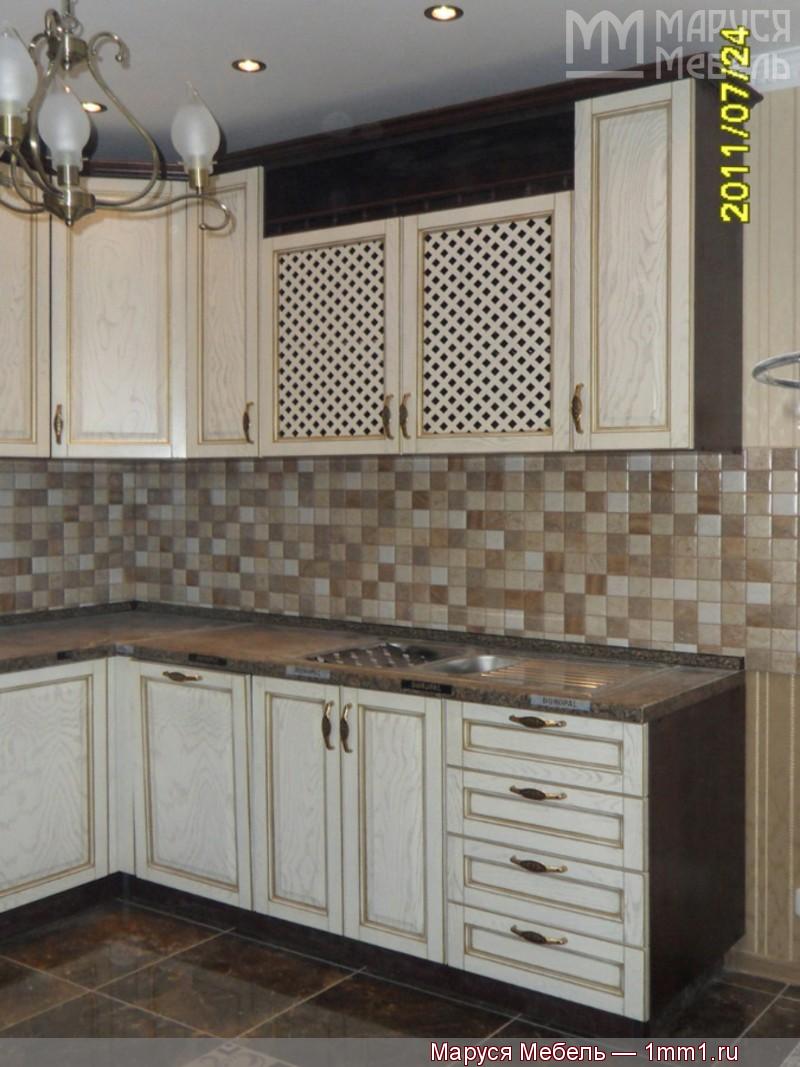 Белая кухня кантри: Двойная мойка с крылом и большая сушка с декоративной нишей.