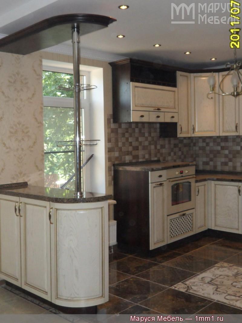 Белая кухня кантри: Барная стойка отделяет кухню от гостиной
