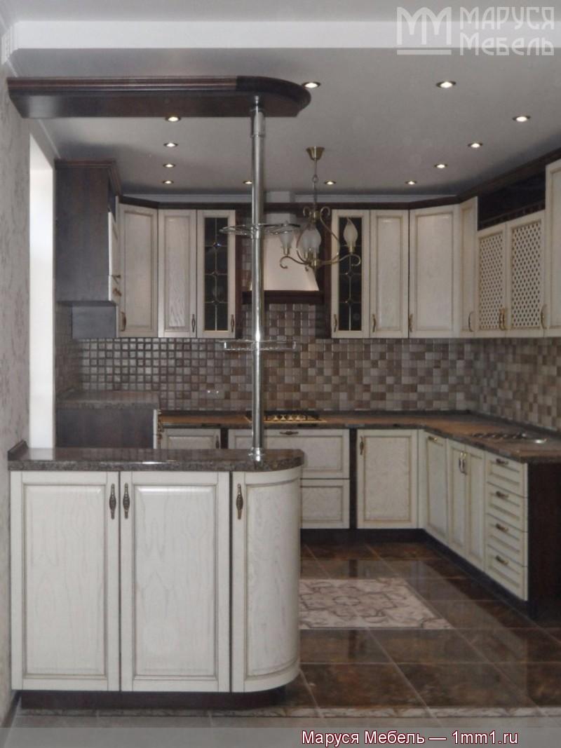 Белая кухня кантри: Барная стойка отделяет кухню от столовой