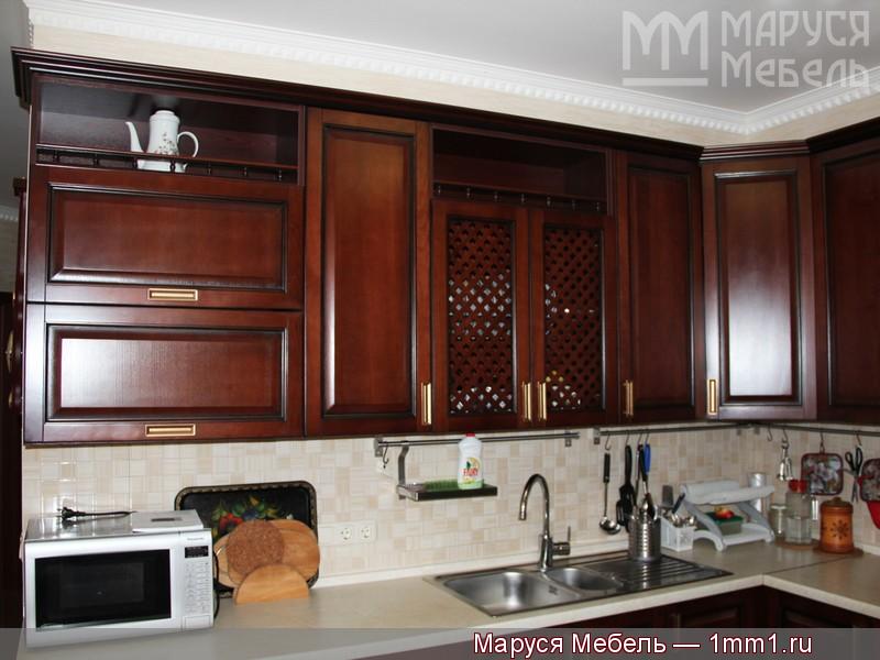 Кухня вишнёвого цвета: Шкафы по левой стене. Декоративные ниши с балясинами.