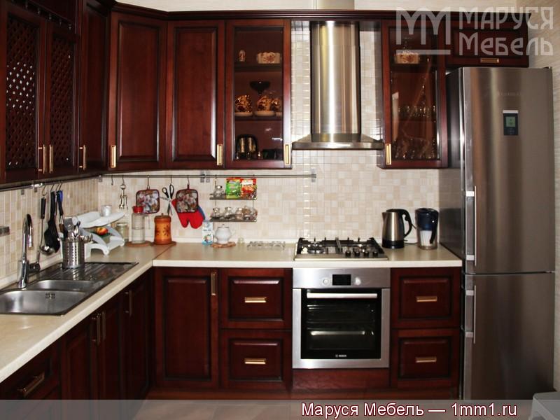 Кухня вишнёвого цвета: Вид кухни по центру со стороны обеденной зоны