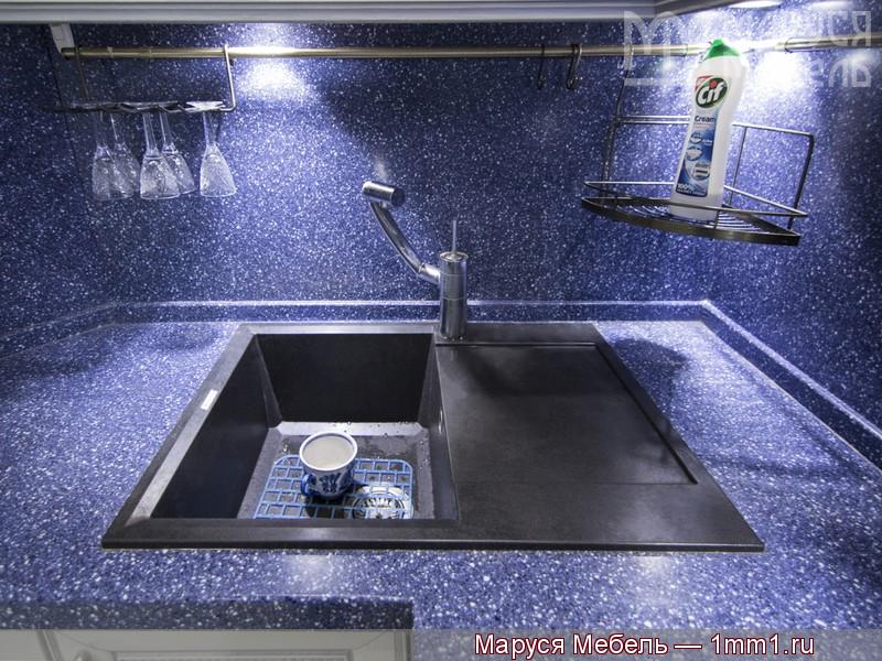 Кухня синяя белая: Врезная мойка из камня