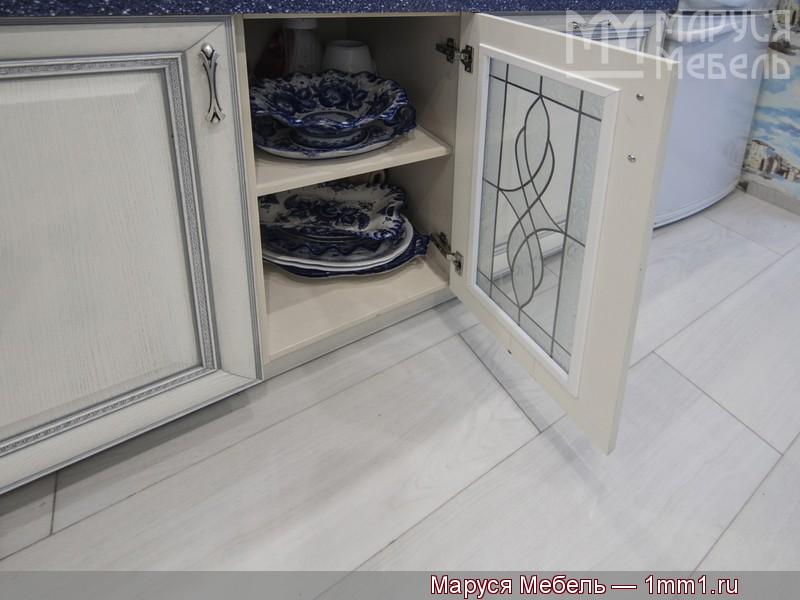 Кухня синяя белая: Стол витрина