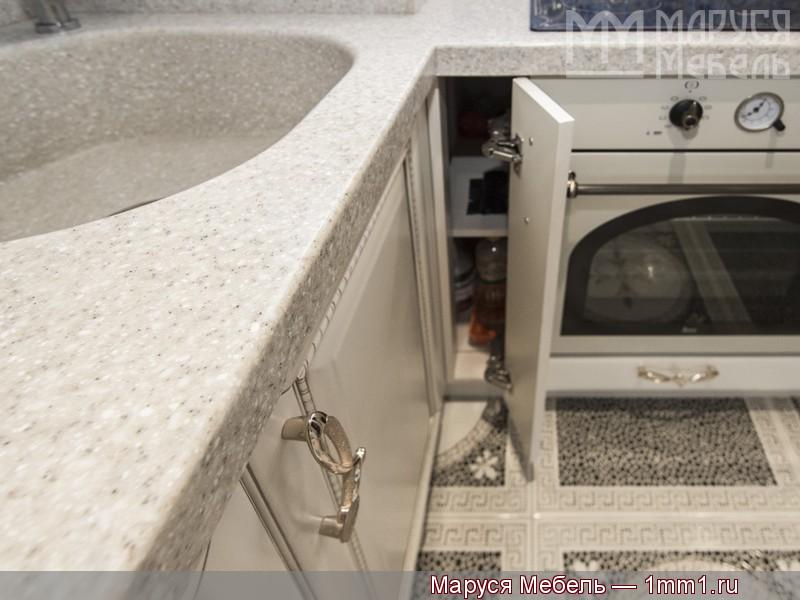 Белая угловая кухня: Узкий кухонный стол