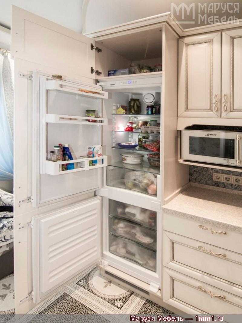 Белая угловая кухня: Холодильник встроенный в шкаф