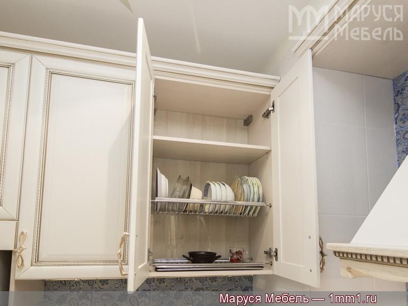 Белая угловая кухня: Сушка для посуды в шкаф