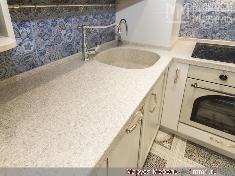 Белая угловая кухня: Каменная столешница