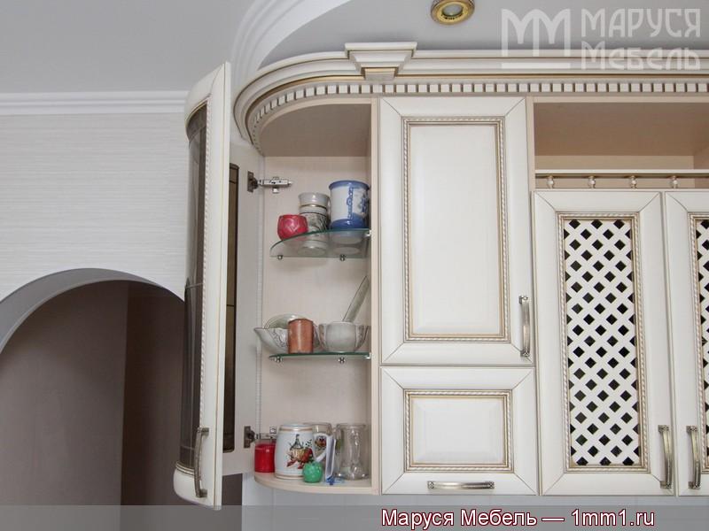 Белая кухня золотая патина: Радиусный шкаф витрина