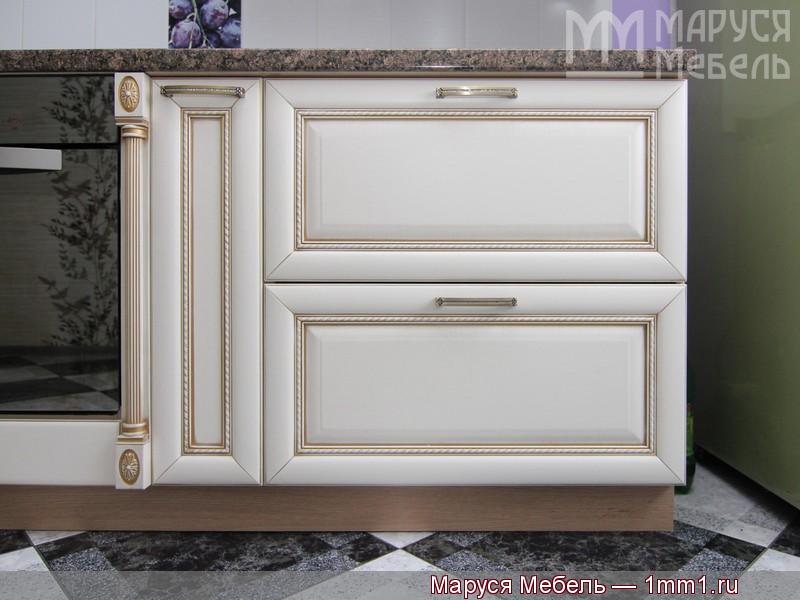 Белая кухня золотая патина: Ящики одинаковой высоты