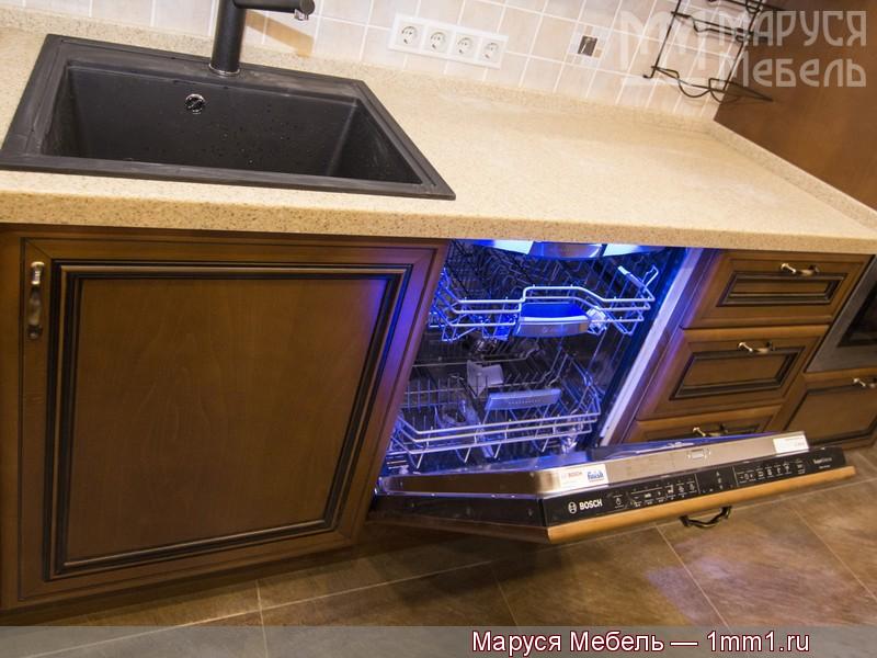 Ореховая кухня: Встроенная посудомоечная машина