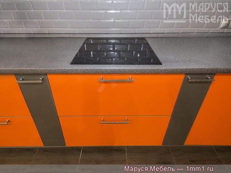 Серо оранжевая кухня: Стол под варочную
