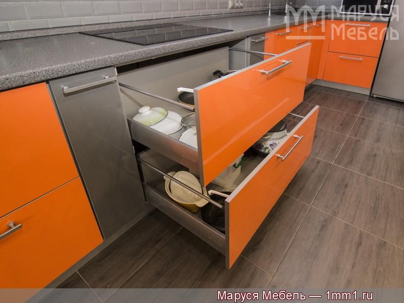 Серо оранжевая кухня: Ящики под варочной