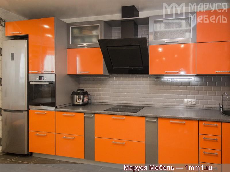 Серо оранжевая кухня: Фасады два цвета