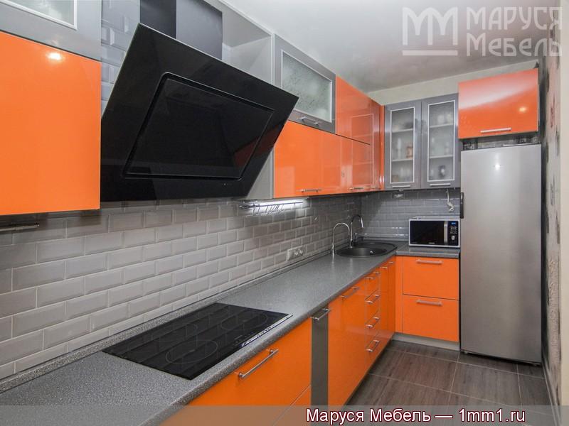 Серо оранжевая кухня: Вентиляционный короб