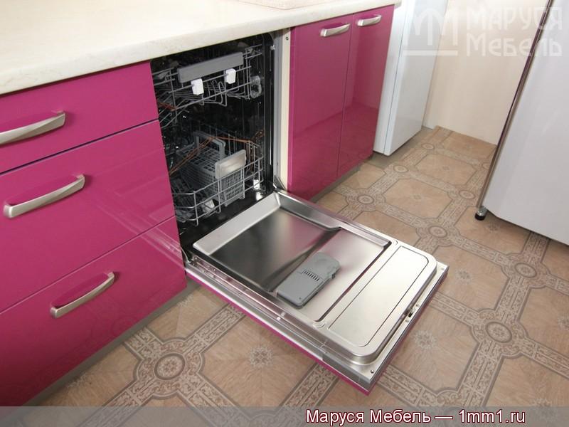Кухня лиловых тонов: Встроенная посудомоечная машина