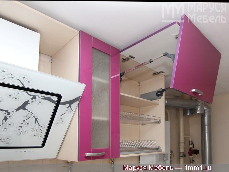 Кухня лиловых тонов: Складывающиеся фасады шкафа-сушки