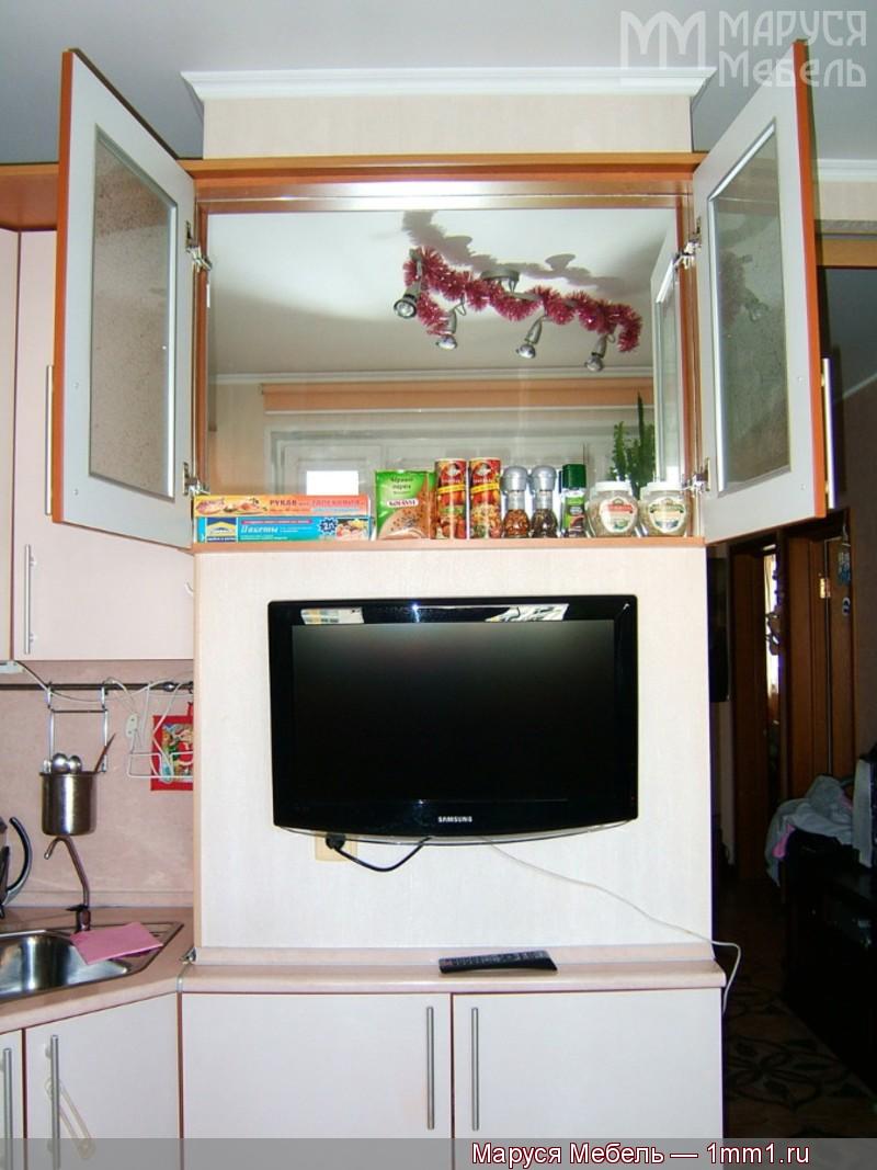 Кухня розовых тонов: Задняя стенка шкафа зеркальная для придания глубины