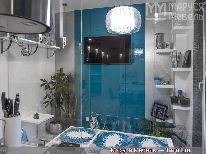 Белая глянцевая кухня: Интерьер кухни сквозь вертикальные стёкла
