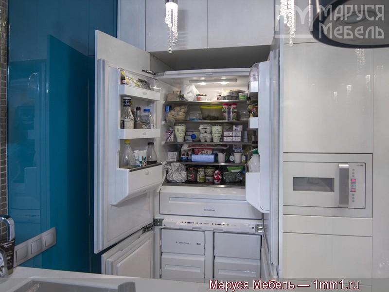 Белая глянцевая кухня: Холодильник встраиваемый side-by-side