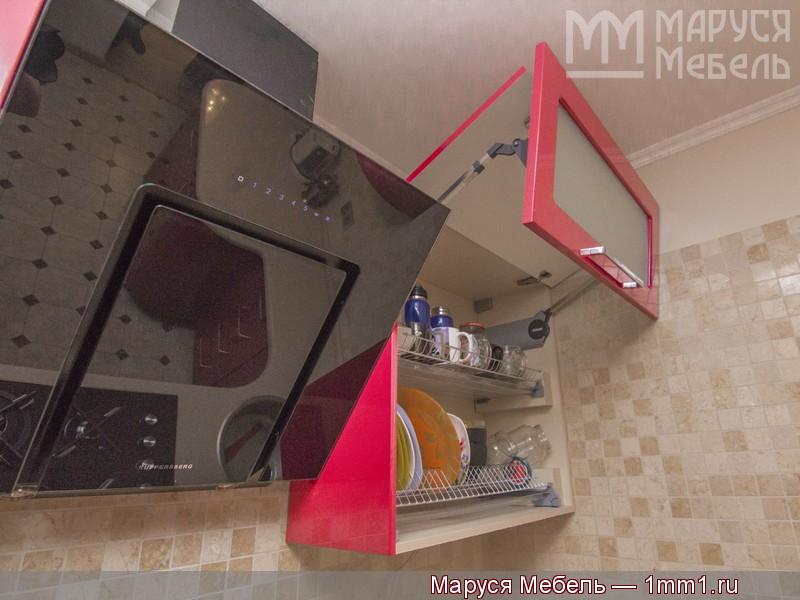 Маленькая красная кухня: Подъёмный кухонный механизм