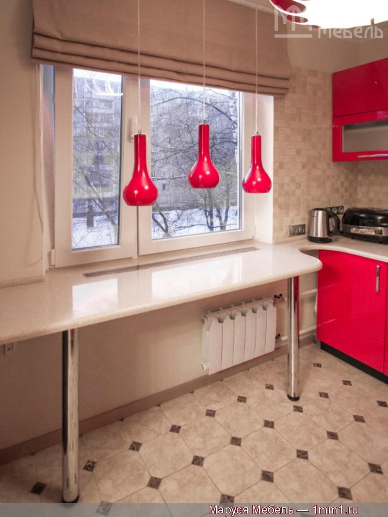 Маленькая красная кухня: Подоконник из столешницы