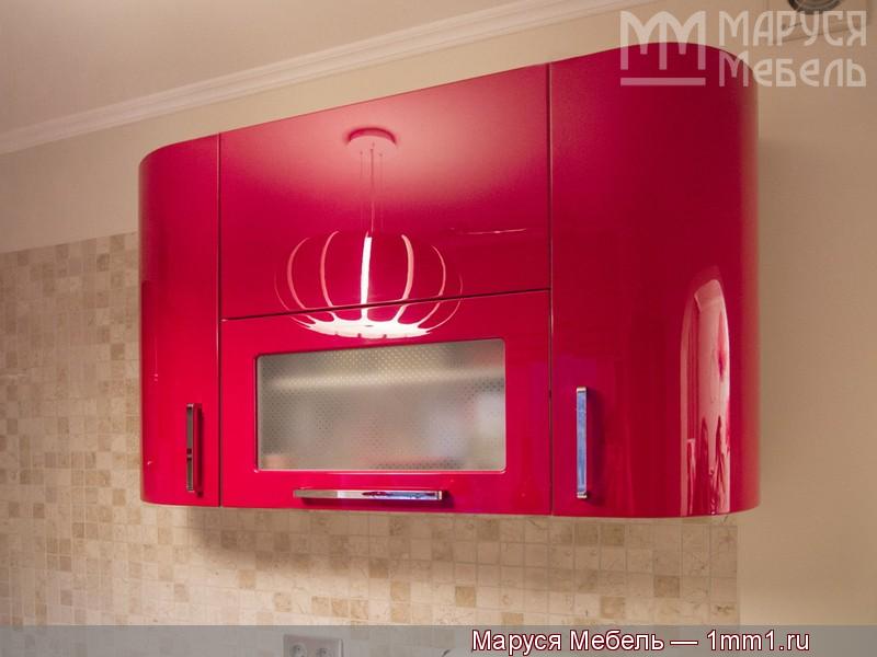 Маленькая красная кухня: Шкафы с гнутыми фасадами