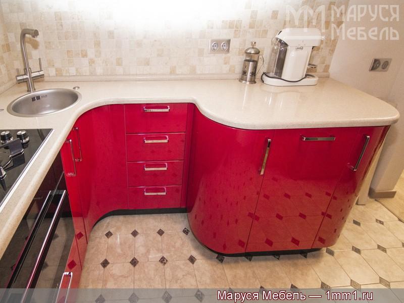 Маленькая красная кухня: Гнутые кухонные фасады
