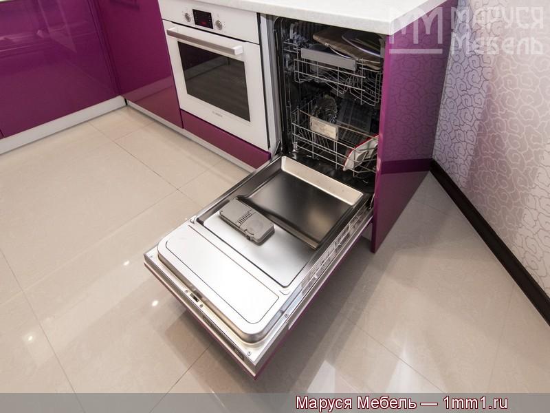 Дизайн сиреневой кухни: Встроенная посудомоечная машина