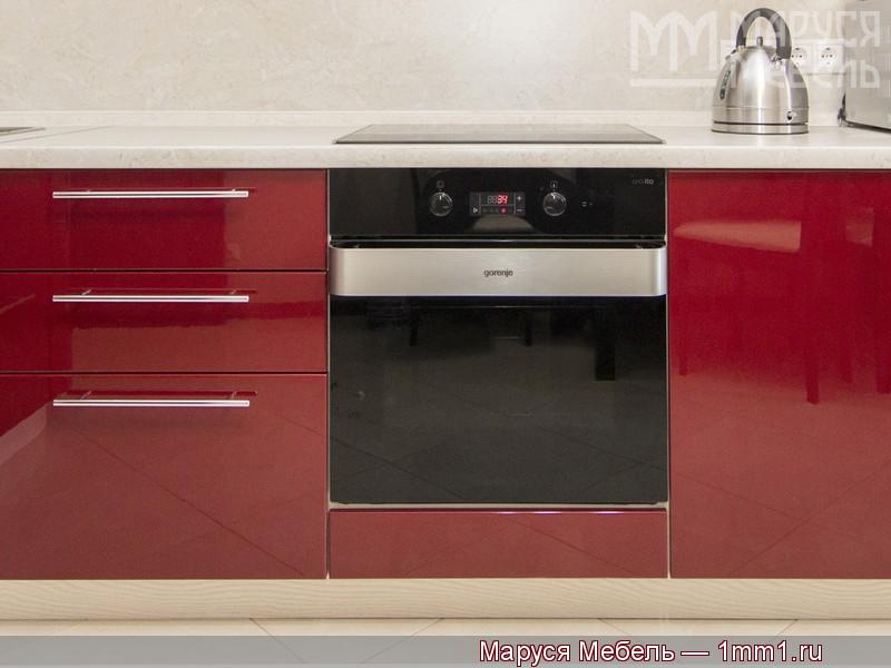 Красно белая кухня: Чёрный духовой шкаф Gorenje