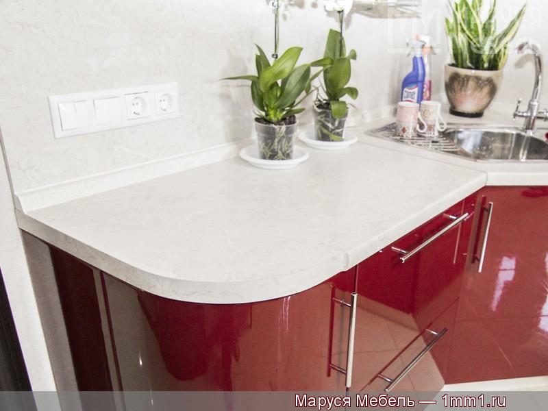 Красно белая кухня: Закруглённая столешница и стенговая в цвет
