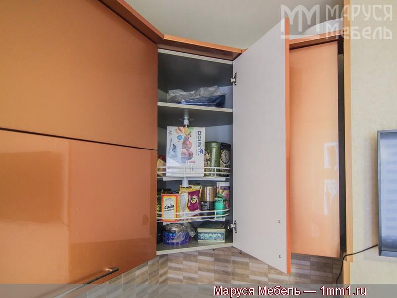 Кухня оранжевых тонов: Карусель в угловой шкаф