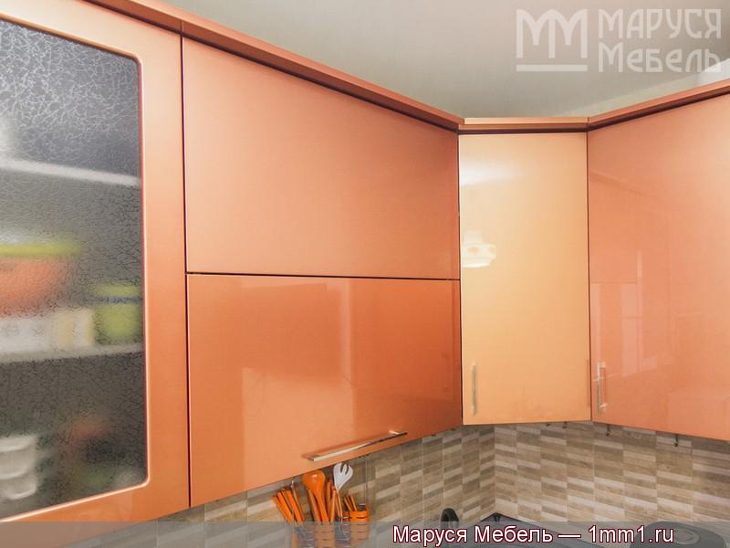 Кухня оранжевых тонов: Менсола над шкафами в цвет фасадов