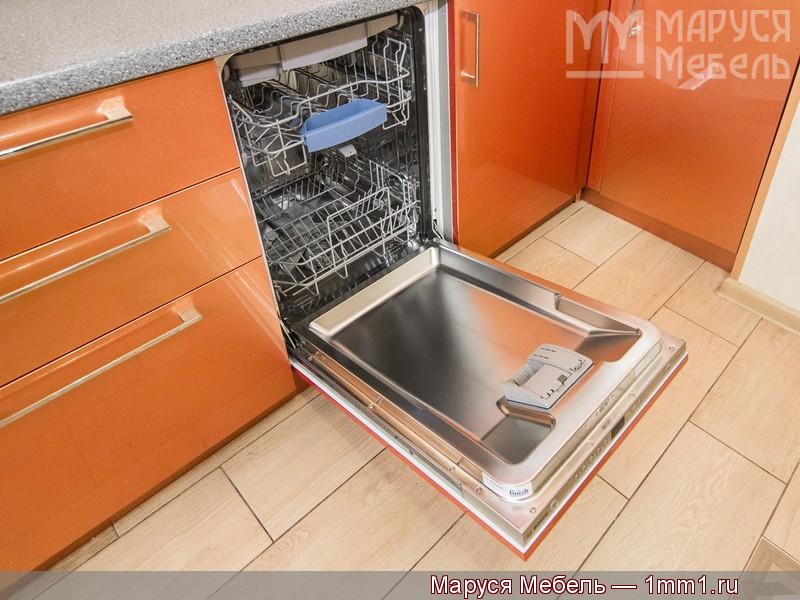 Кухня оранжевых тонов: Посудомоечная машина Bosch
