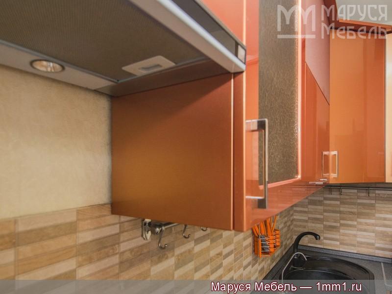 Кухня оранжевых тонов: Видимые детали в цвет фасадов. Скрытые крепежи.