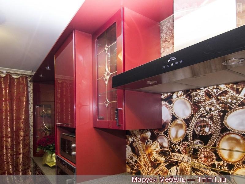 Бордовая кухня: Корпус и менсола над шкафами под цвет фасадов