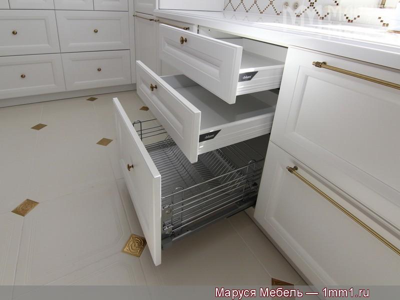 Заказ встроенной кухни: Белые ящики и сетка