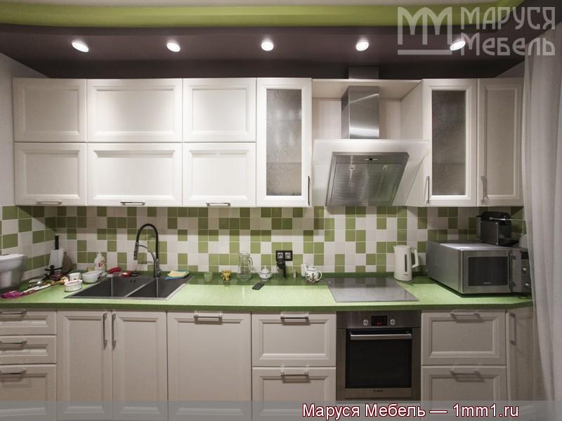 Современная кухня гостиная: Белые фасады и зелёная столешница