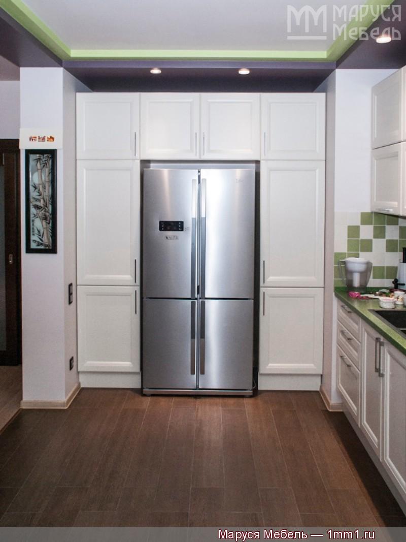 Современная кухня гостиная: Холодильник side-by-side вписан в шкафы