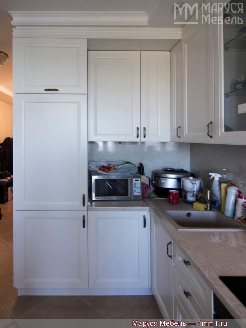 Современная угловая кухня: Пенал под холодильник
