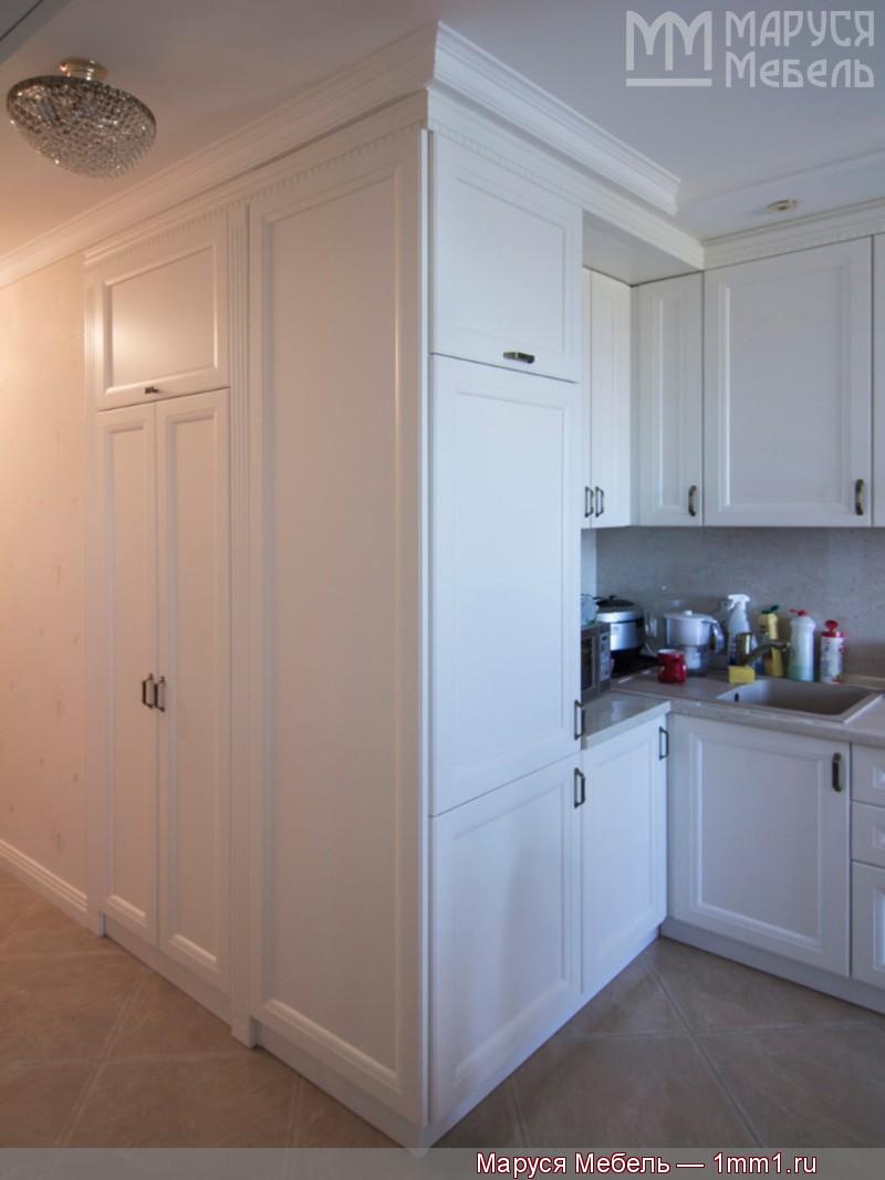 Современная угловая кухня: Шкаф в коридоре в одном стиле с кухней