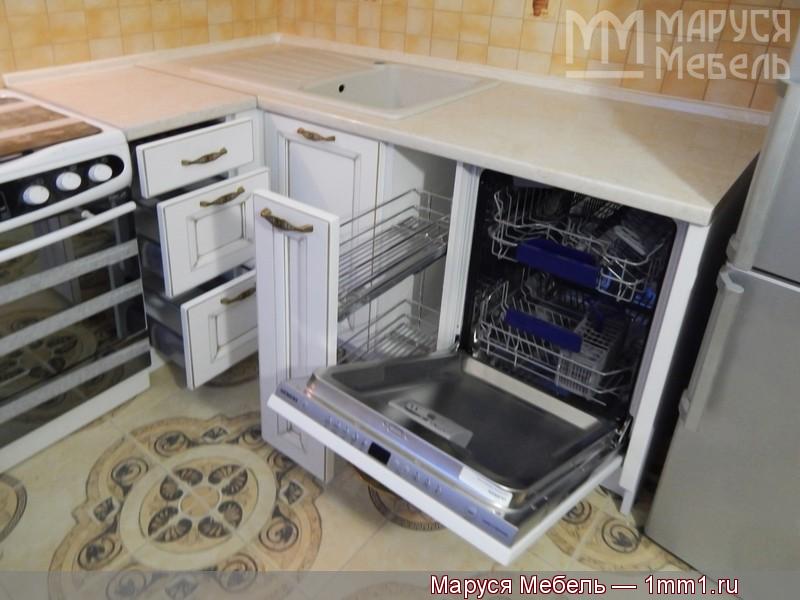 Современная классическая кухня: Встраиваемая посудомоечная машина и выкатная бутылочница